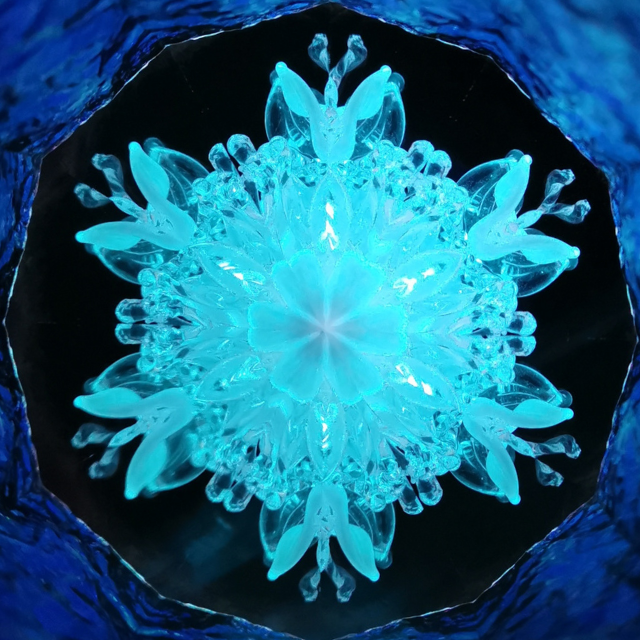 自作の万華鏡 — 雪の結晶の世界